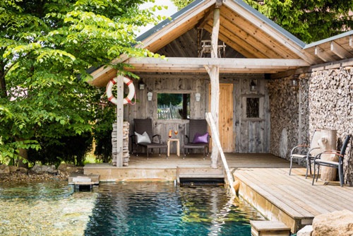 Venkovní finská sauna se zahradním slaným jezírkem